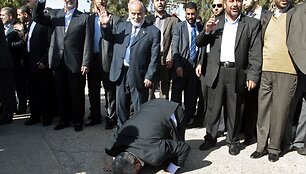 &bdquo;Hamas&ldquo; lyderis Khaledas Meshaalas bučiuoja žemę