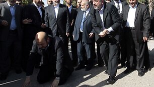 &bdquo;Hamas&ldquo; lyderis Khaledas Meshaalas (atsiklaupęs)