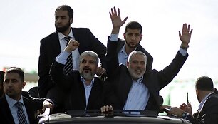 &bdquo;Hamas&ldquo; lyderis Khaledas Meshaalas ir &bdquo;Hamas&ldquo; premjeras Ismailas Haniyehas mojuoja i&scaron; automobilio.