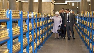 Didžiosios Britanijos karalienė Elizabeth II Anglijos banke