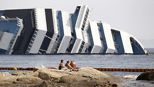 Žmonės ilsisi netoli apvirtusio „Costa Concordia“ kruizinio laivo