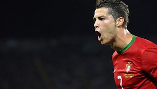 Portugalijos futbolininkas Cristiano Ronaldo džiaugiasi įvarčiu rungtynės su Olandija