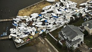 Sandy audros sunešti nedideli laiveliai