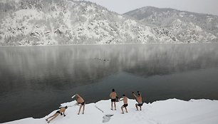 Vyrai ruošiasi maudynėms Jenisejaus upėje