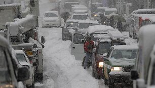 Automobilių grūstis apsnigtoje gatvėje