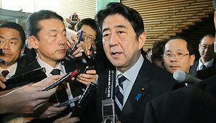 Žurnalistų apsuptas Japonijos ministras pirmininkas Shinzo Abe