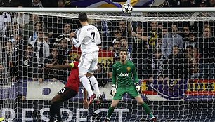 Cristiano Ronaldo smūgis į vartus