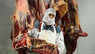 Darbuotojas mėsos perdirbimo fabrike
