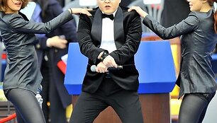 &bdquo;Psy&ldquo; grupės pasirodymas prie&scaron; Pietų Korėjos prezidentės Park Geun-Hye inauguraciją.