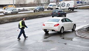 Savanorių prospekte automobilis partrenkė žmogų.