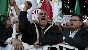 Žmonės Kipre protestuoja prie&scaron; gelbėjimo paketą.