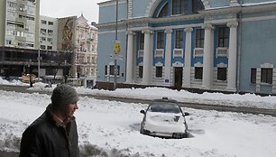 Apsnigtas taksi automobilis