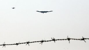 Naikintuvų lydimas JAV bombone&scaron;is B-2