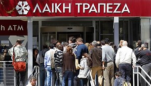 Žmonių eilė prie Kipro banko