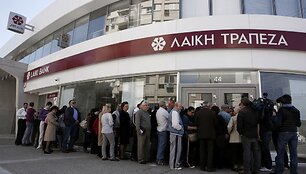 Žmonių eilė prie Kipro banko