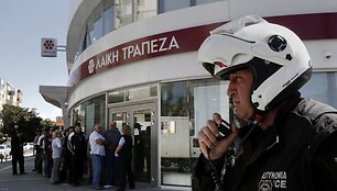 Žmonių eilė prie Kipro banko