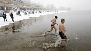 Maudynės vandens temperatūrai įšilus vos iki 3 laipsnių šilumos