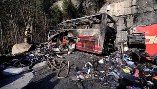 Prancūzijoje avariją patyrė ir sudegė autobusas