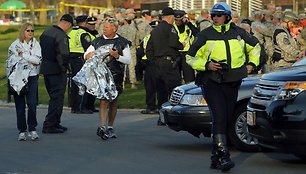 Pasikalbėję su policininkais Bostono maratono bėgikai eina namo