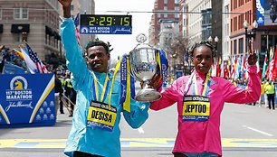 Bostono maratono nugalėtojai Lelisa Desisa Benti (Etiopijos bėgikas) ir Rita Jeptoo iš Kenijos