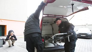 Darbuotojai ruošiasi išnešti Vytauto Šapranausko kūną.