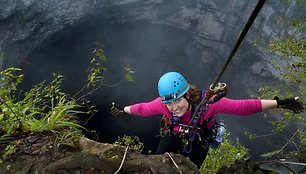 Fotografė Amy Hinkle virš Kregždžių urvo