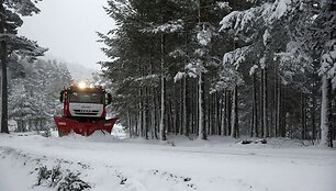 Ispanijoje valomas nuo kelių sniegas
