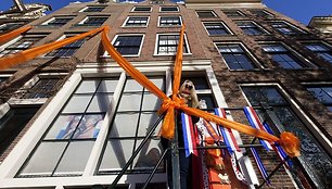 Amsterdame žmonės laukia Willemo Alexanderio karūnavimo iškilmių.