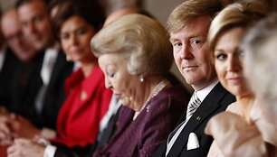 Nyderlandų karalienė Beatrix perdavė savo sostą sūnui Willemui Alexanderiui