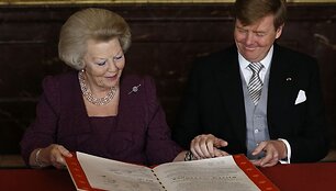 Nyderlandų karalienė Beatrix perdavė savo sostą sūnui Willemui Alexanderiui.