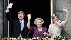 Nyderlandų karalius Willemas Alexanderis su mama Beatrix ir žmona karaliene Maxima