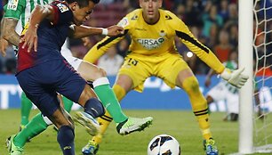 Alexis Sanchezas tikrina vartininko Adriano San Miguelio budrumą.