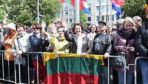 Dalios Grybauskaitės pasveikinti atvykę lietuviai.