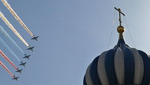 Su-25 naikintuvai vir&scaron; Raudonosios aik&scaron;tės