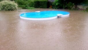 Saros mieste potvynio vandens apsuptas lauko baseinas