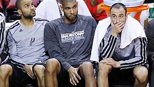 Tony Parkeris (kairėje), Timas Duncanas (centre) ir Manu Ginobili