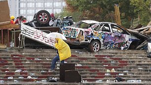 Per protestus sumaitoti automobiliai