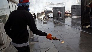 Protestuotojas su Molotovo kokteiliu rankoje