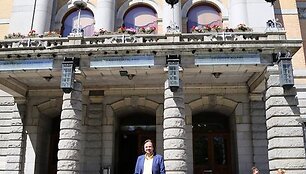 Oskaras Kor&scaron;unovas prie Oslo nacionalinio teatro 