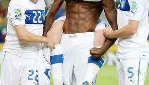 Mario Balotelli (be mar&scaron;kinėlių) su komandos draugais džiaugiasi įvarčiu.
