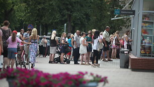 Žmonių eilė prie &bdquo;Swedbank&ldquo; bankomato