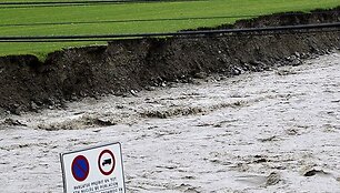 Ispanijoje patvinusi Garonos upė sugadino futbolo stadioną.