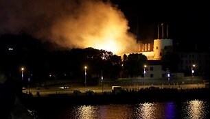 Gaisras Rygos pilyje, kurioje įsikūrusi prezidento kanceliarija