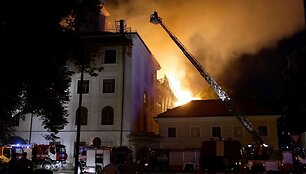 Gaisras Rygos pilyje, kurioje įsikūrusi prezidento kanceliarija