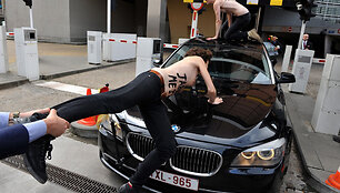 &bdquo;Femen&ldquo; aktyvistės ant BMW automobilio