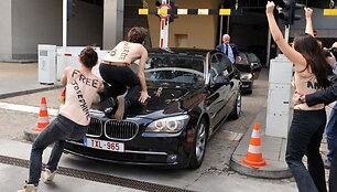 &bdquo;Femen&ldquo; aktyvistės ant BMW automobilio