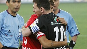 Lionelio Messi ir Neymaro apsikabinimas