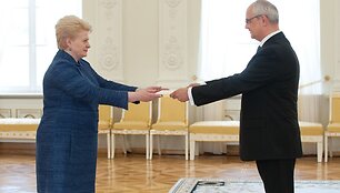 Lietuvos prezidentė Dalia Grybauskaitė ir Lenkijos ambasadoriaus Lietuvai Jaroslawas Czubinski