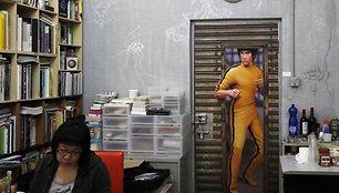 Meno galerijoje ant durų nupieštas Bruce'as Lee