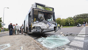 Vilniuje greitasis autobusas susidūrė su sunkvežimiu.